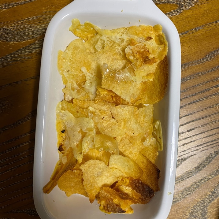 チーズを乗せてオーブンで焼くだけ！ポテチチーズ焼き